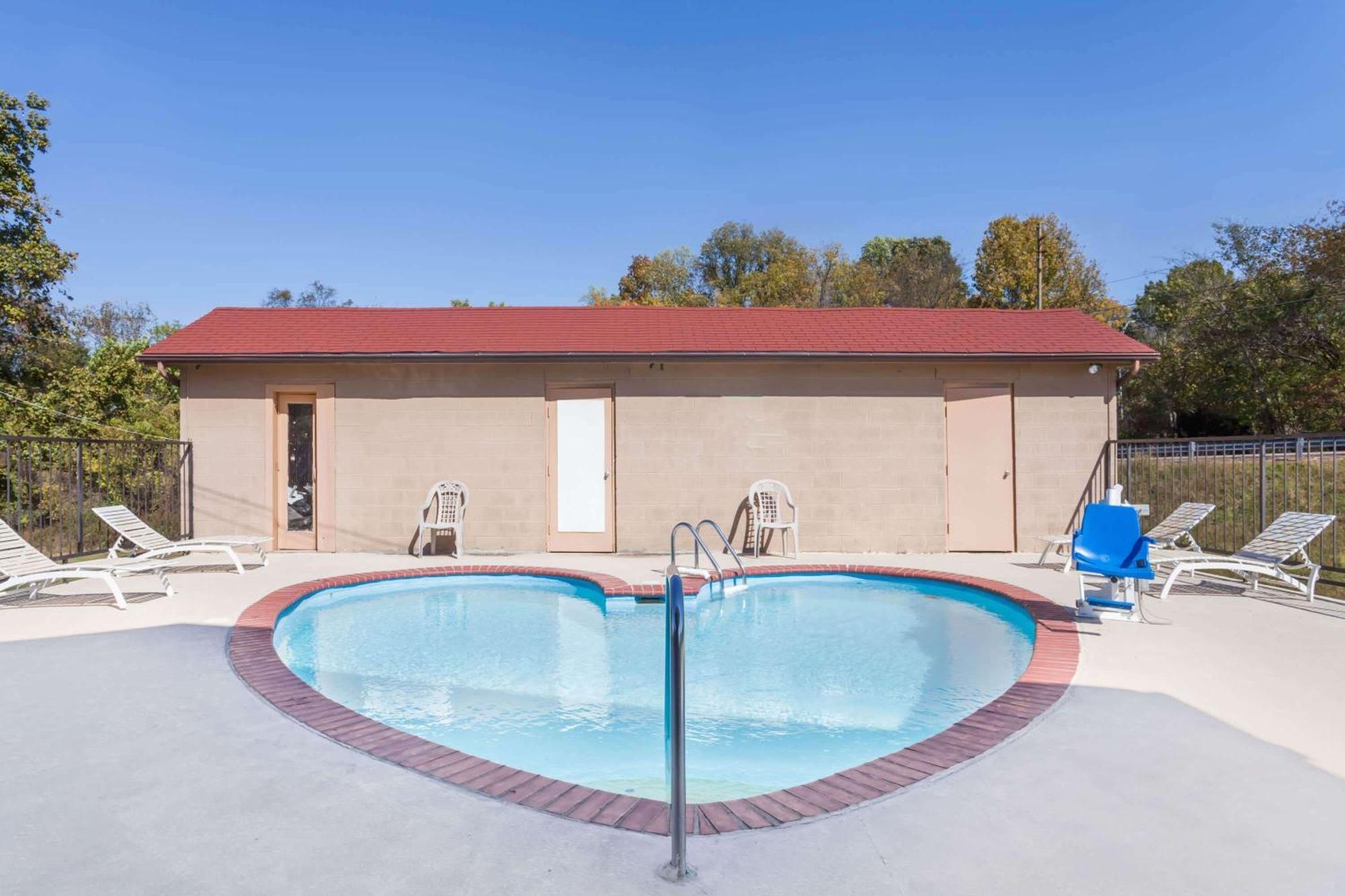 Travelodge By Wyndham Clarksville Buitenkant foto