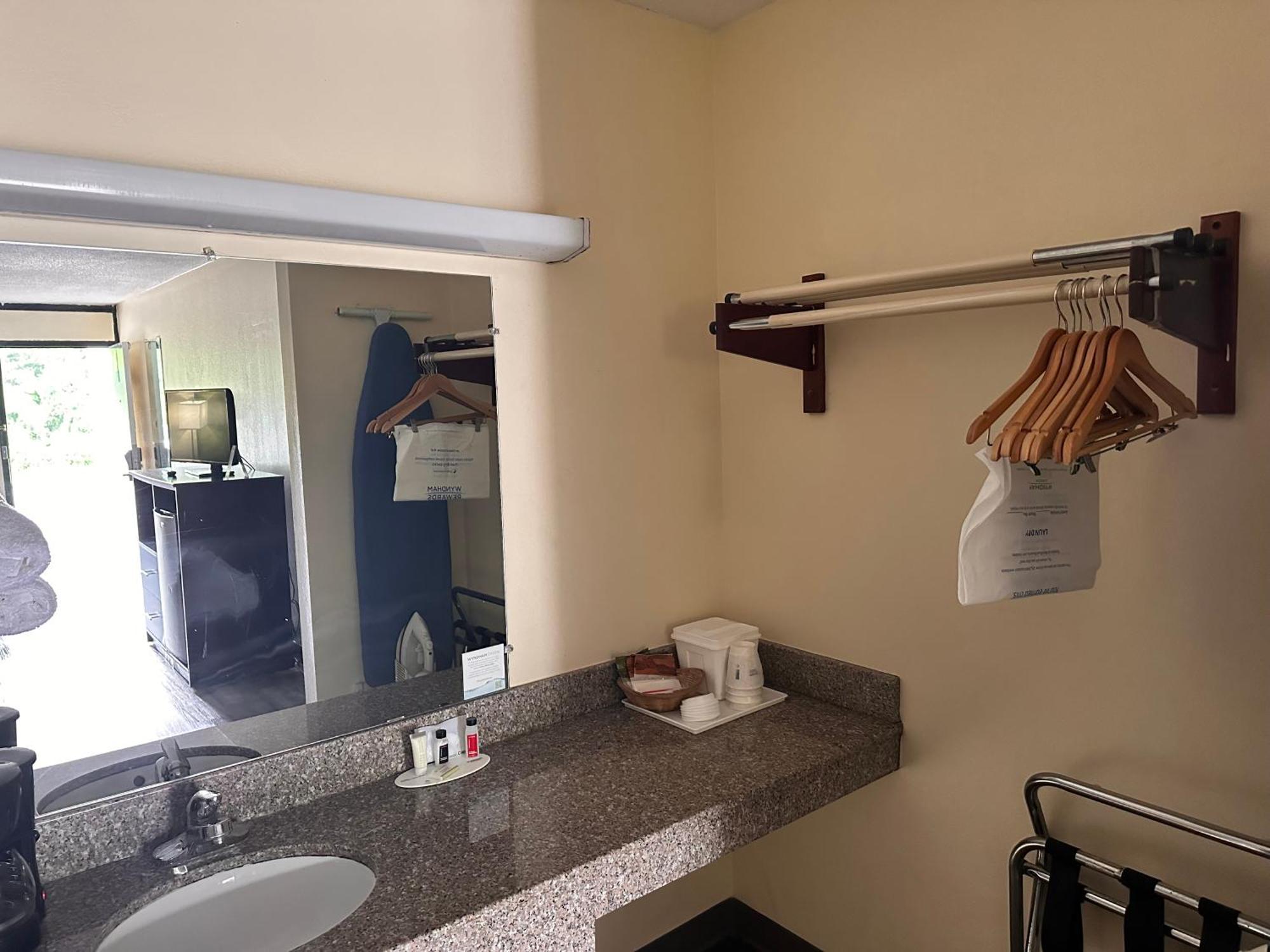 Travelodge By Wyndham Clarksville Buitenkant foto