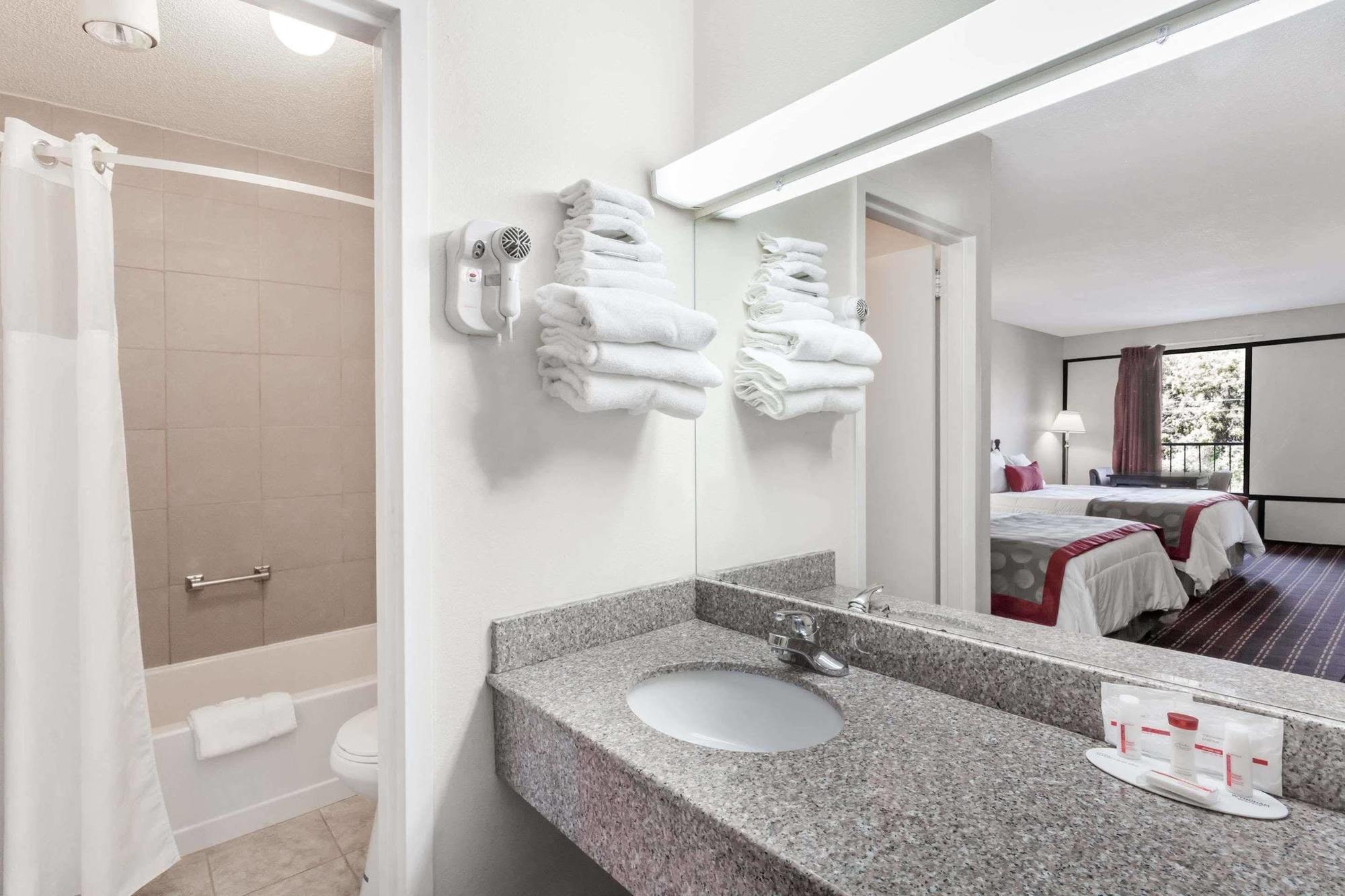 Travelodge By Wyndham Clarksville Buitenkant foto