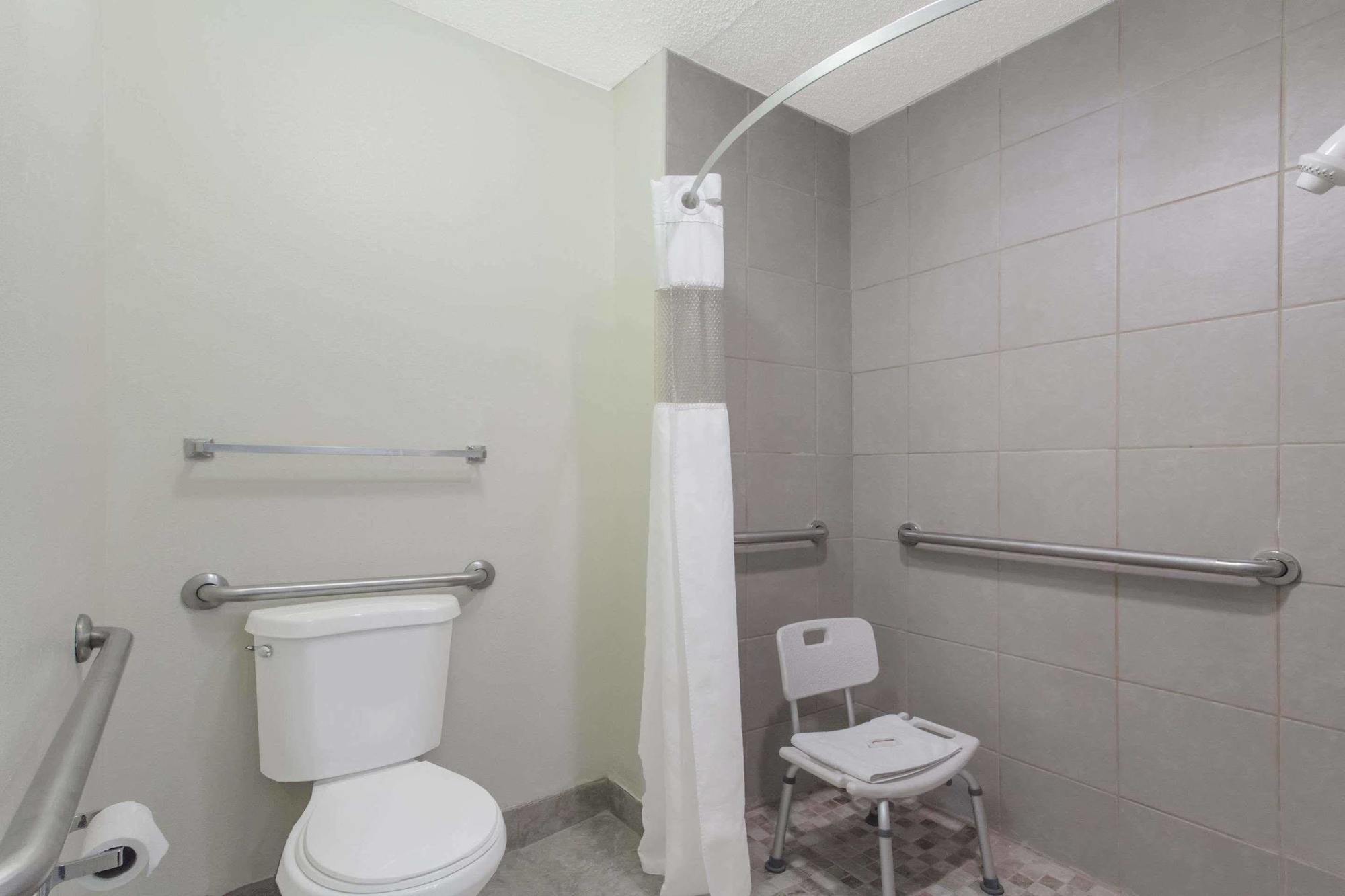 Travelodge By Wyndham Clarksville Buitenkant foto
